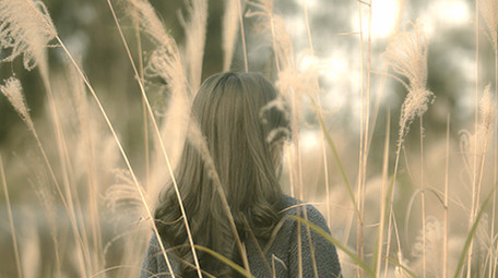 4K实拍伤感惆怅美女视频素材