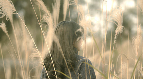 4K实拍伤感惆怅美女视频素材