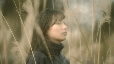4K实拍伤感惆怅美女视频素材