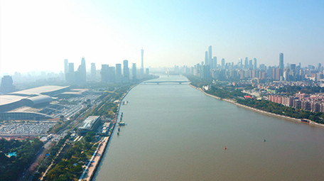 4K航拍广州春天蓝天城市风光视频素材