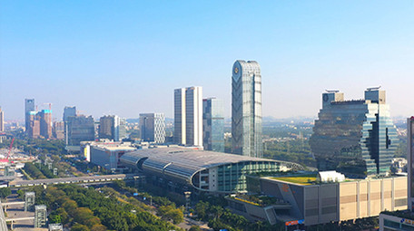 4K航拍广州春天蓝天城市风光视频素材