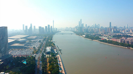 4K航拍广州春天蓝天城市风光视频素材