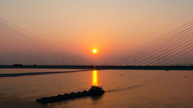 大气震撼航拍长江大桥<strong>日落</strong>