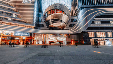 4k银橙购物广场灯光人流<strong>夜景</strong>轨迹移动延时