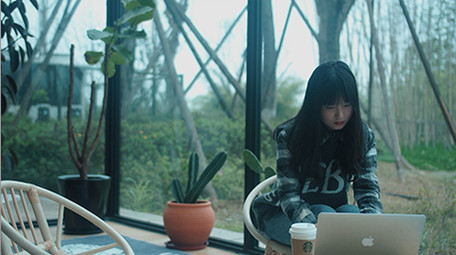 4K实拍美女窗前工作学习视频素材