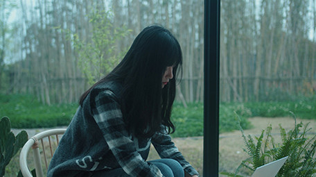 4K实拍美女窗前工作学习视频素材