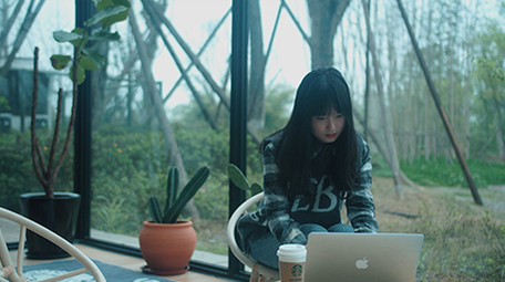 4K实拍美女窗前工作学习视频素材