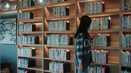 4K实拍学生图书馆认真博览群书视频素材