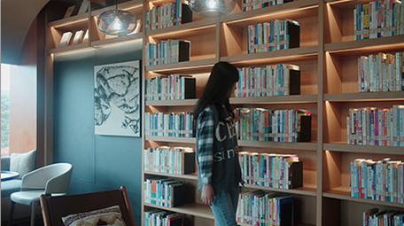 4K实拍学生图书馆认真博览群书视频素材