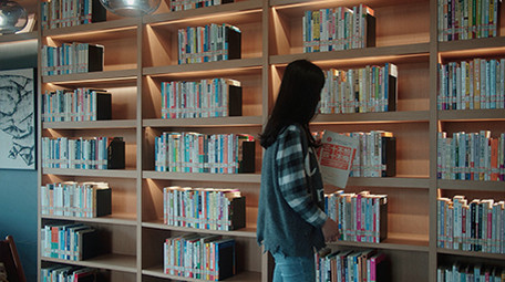 4K实拍学生图书馆认真博览群书视频素材