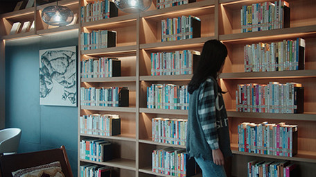 4K实拍学生图书馆认真博览群书视频素材