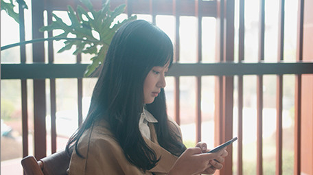 4K实拍少女窗前聊天视频素材