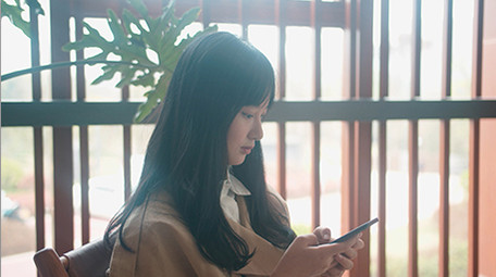 4K实拍少女窗前聊天视频素材