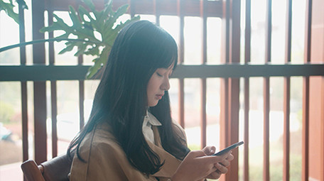 4K实拍少女窗前聊天视频素材