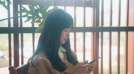 4K实拍少女窗前聊天视频素材