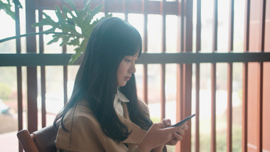 4K实拍少女窗前聊天视频素材