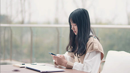 4K实拍美女工作之余与朋友聊天视频素材