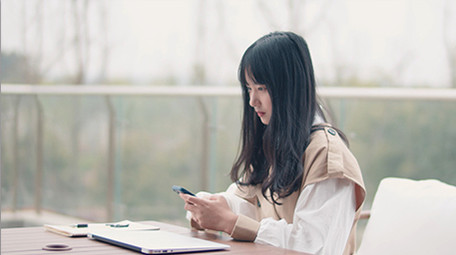 4K实拍美女工作之余与朋友聊天视频素材