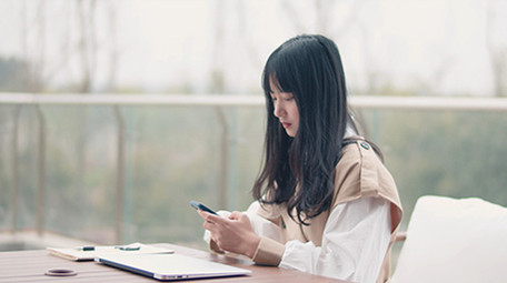 4K实拍美女工作之余与朋友聊天视频素材