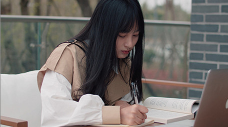 4K实拍美女认真学习工作视频素材