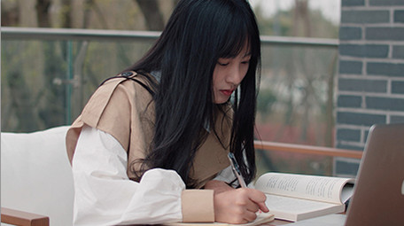 4K实拍美女认真学习工作视频素材