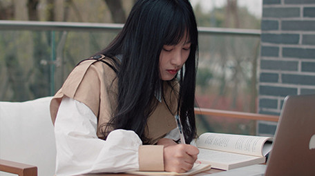 4K实拍美女认真学习工作视频素材