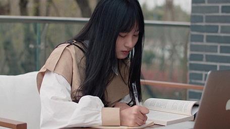 4K实拍美女认真学习工作视频素材