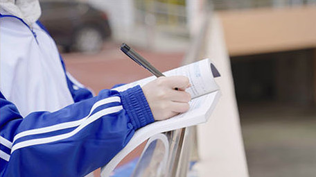 4k学生认真看书做题记笔记实拍