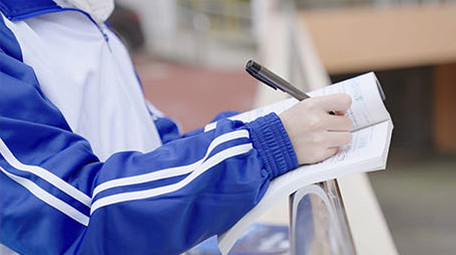 4k学生认真看书做题记笔记实拍