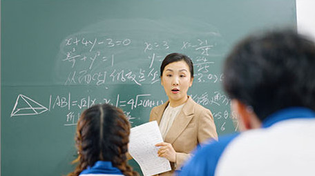 4k课堂老师在黑板上讲课讲题目实拍