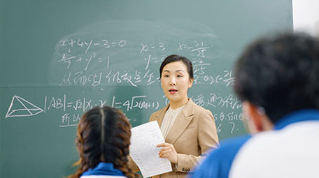 4k课堂老师在黑板上讲课讲题目实拍