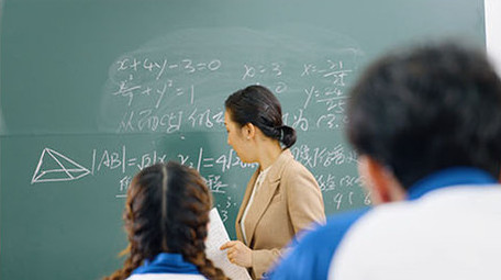 4k课堂老师在黑板上讲课讲题目实拍