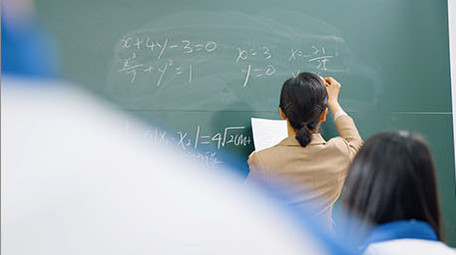 4k老师在黑板上写题目背影实拍