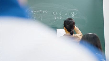 4k老师在黑板上写题目背影实拍