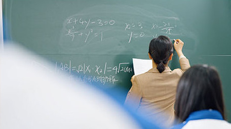 4k老师在黑板上写题目背影实拍