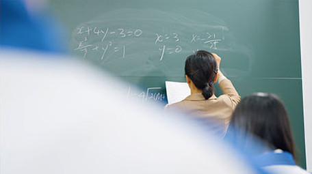 4k老师在黑板上写题目背影实拍