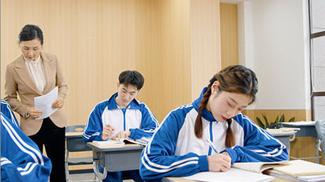 4k课堂上老师辅导学生做题做作业实拍