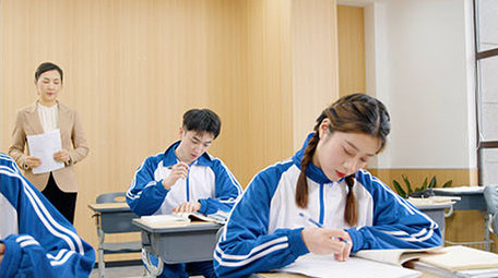 4k课堂上老师辅导学生做题做作业实拍