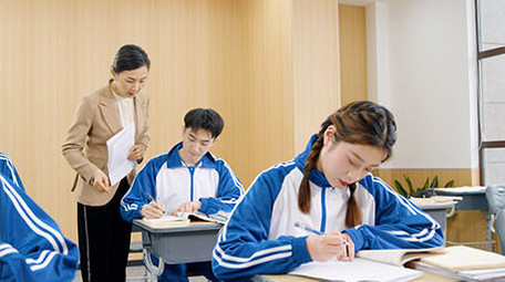 4k课堂上老师辅导学生做题做作业实拍