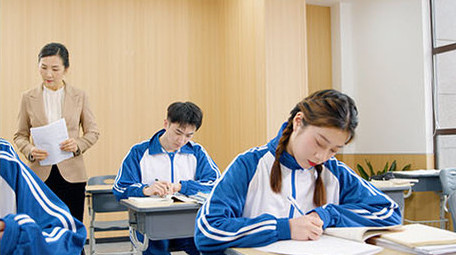 4k课堂上老师辅导学生做题做作业实拍