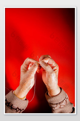 简约红色母亲节节日宣传海报慈母手中线图片