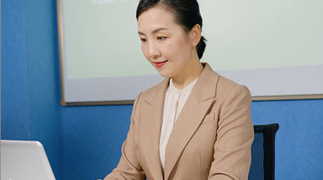 4k老师笔记本办公敲键盘打字特写实拍