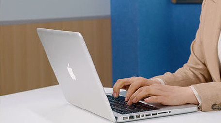 4k老师笔记本办公敲键盘打字特写实拍