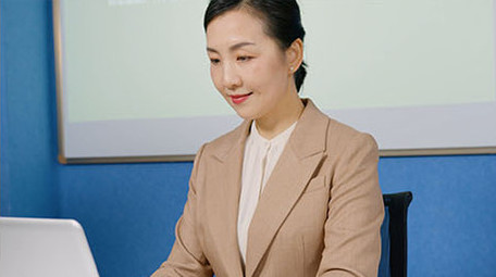 4k老师笔记本办公敲键盘打字特写实拍