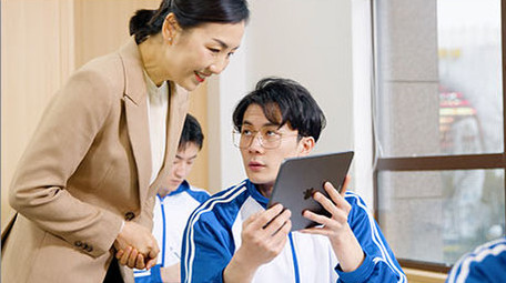 4k老师使用平板电脑指导学生学习实拍