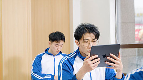 4k老师使用平板电脑指导学生学习实拍