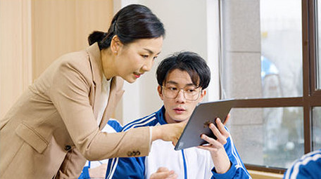 4k老师使用平板电脑指导学生学习实拍