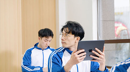 4k老师使用平板电脑指导学生学习实拍