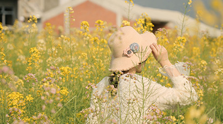 4k升格美女行走在花海背影唯美意境写意