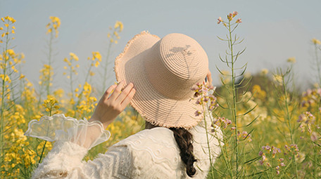 4k升格美女行走在花海背影唯美意境写意